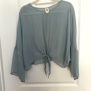 VICI blouse, loose fitting and tie front!